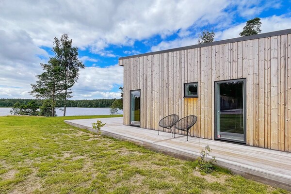 8-persoons vakantiehuis aan het meer in Håcksvik - thumbnail 4