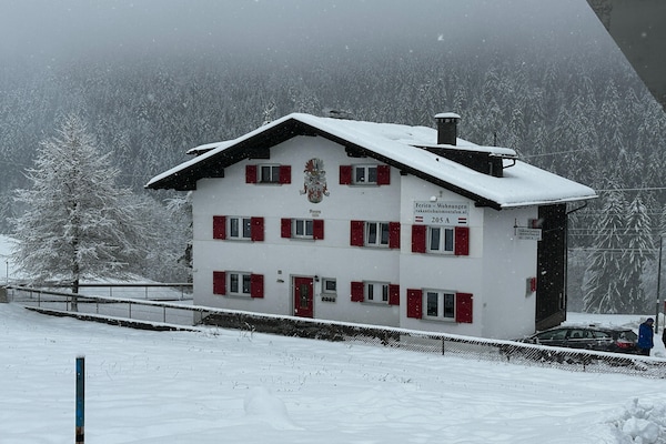 Op 1,0 km van de piste: ruim appartement in centrum Sankt Gallenkirch - thumbnail 1
