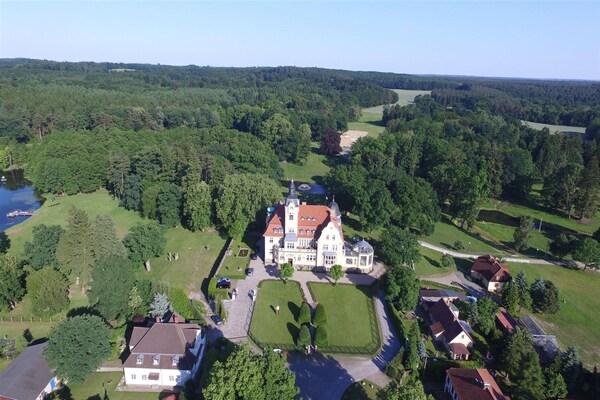 Modern chalet aan golfbaan bij Schwerin, met hotelvoorzieningen - thumbnail 4