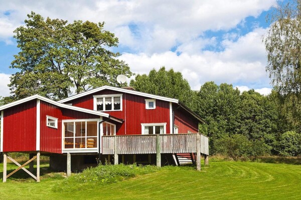Aan het meer: rustgevend vakantiehuis in Brålanda - thumbnail 1