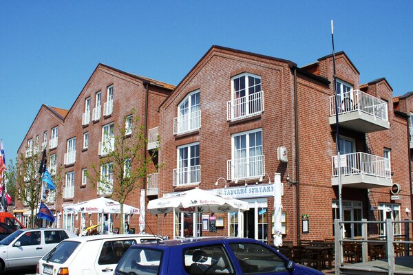 Licht appartement met Frans balkon in Orth, 5 km van strand - thumbnail 1