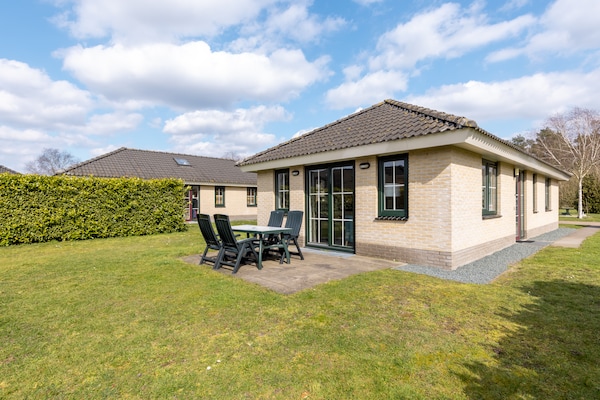 Vrijstaande bungalow met infraroodsauna in bosrijk vakantiepark Veluwe - thumbnail 1