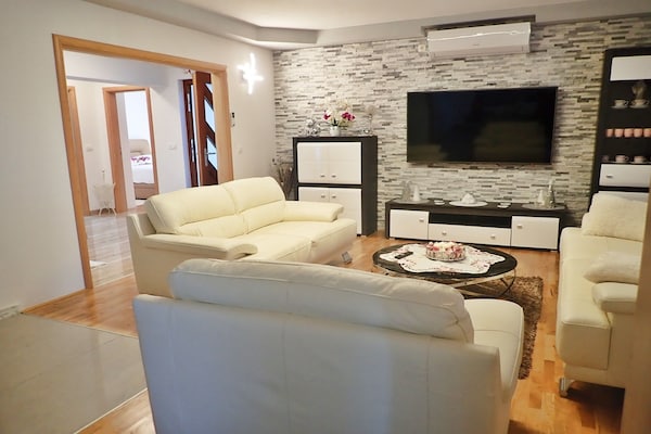 Ruim appartement op vakantiepark bij zee met uitzicht op Velebit - thumbnail 5