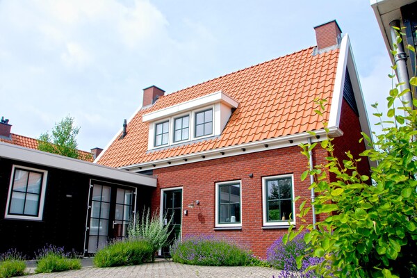 Charming Beveland: Modern vakantiehuis aan het meer in Zeeuws Colijnsplaat - thumbnail 1