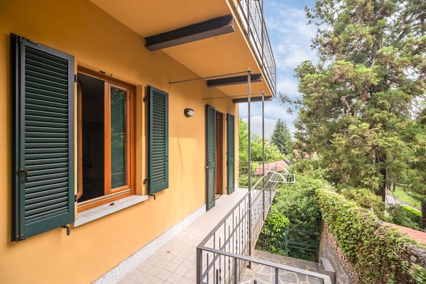 Op 300 m van het meer: ruim appartement in centrum Meina - thumbnail 1