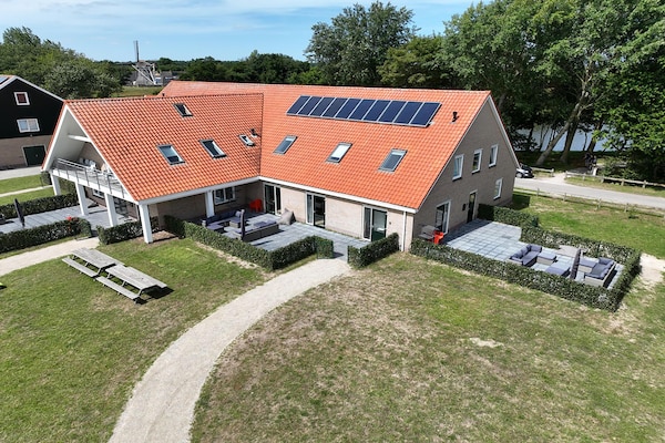 Vrijersduin: Luxe groepsappartement in het bos van Nes, Ameland - thumbnail 1