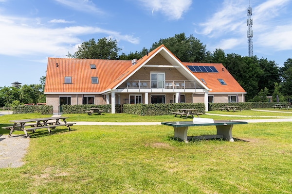 Kaapsduin: Ruim groepsappartement in het bos bij Nes, Ameland - thumbnail 1