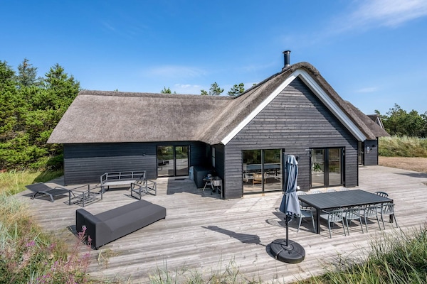 Modern vakantiehuis voor 8 in Henne Strand met sauna, whirlpool en activiteitenruimte - thumbnail 1
