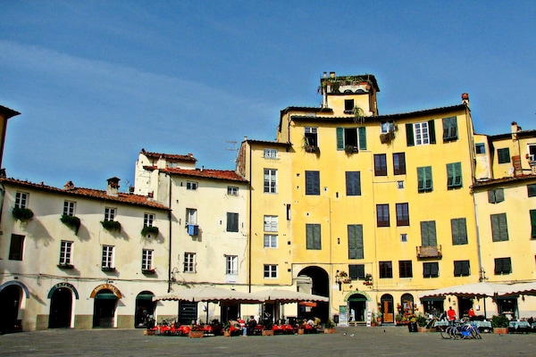 Licht appartement in historisch palazzo, hartje Lucca - thumbnail 3