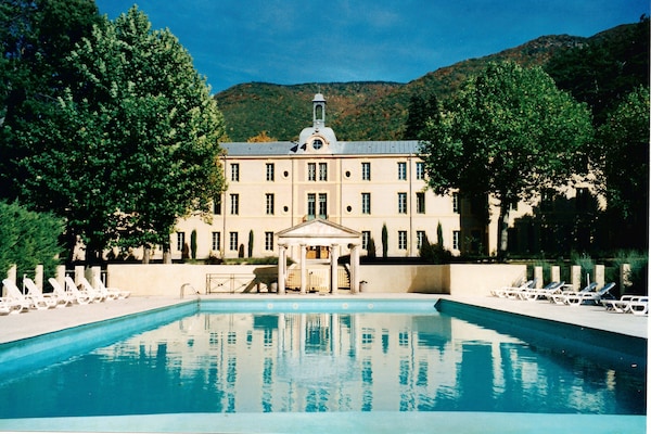 Romantisch Provençaals appartement in kasteeldomein bij Montbrun les Bains - thumbnail 1