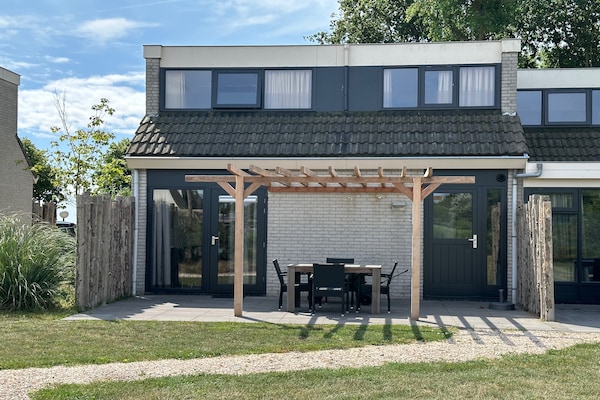 Sfeervol vakantiehuis met serre op rustig park in De Cocksdorp - thumbnail 1