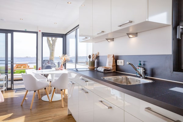 Woonboot Agua Dolce: luxe verblijf met tuin aan het Sneekermeer - thumbnail 4