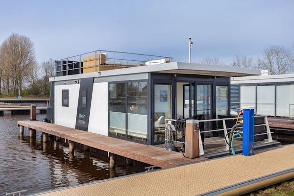 Woonboot Agua Dolce: luxe verblijf met tuin aan het Sneekermeer - thumbnail 1