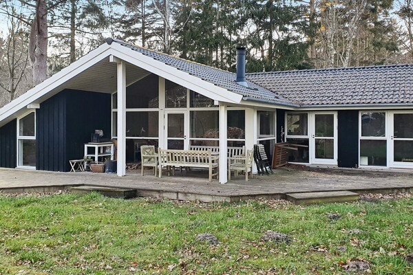 Vrijstaand vakantiehuis nabij Rågeleje, 630m van zee met tuin en terras - thumbnail 1