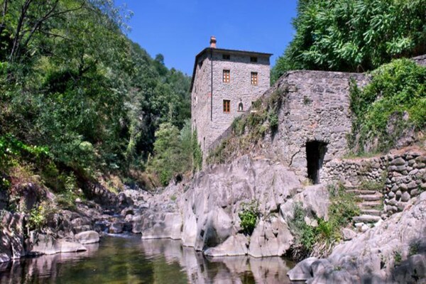 Authentieke watermolen aan de Pescia rivier voor 10 personen in Vellano - thumbnail 1