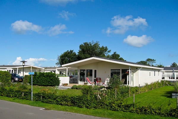 Vrijstaand chalet op 600m van strand in Breskens - thumbnail 1