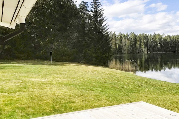 Sfeervol vakantiehuis met privé meer en sauna aan de golfbaan bij Åsbro - thumbnail 4