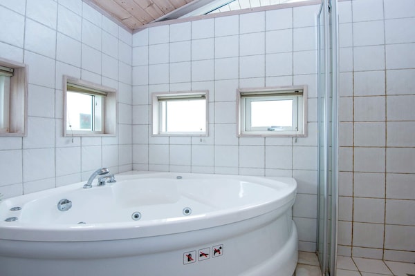 Vrijstaand vakantiehuis met sauna en whirlpool op 500 meter van het Kattegat - thumbnail 2