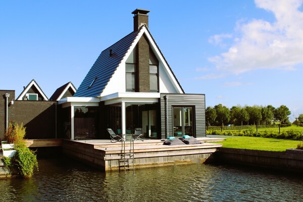 Luxe watervilla met sauna en aanlegsteiger in bosrijk Stavoren - thumbnail 1