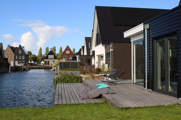 Luxe watervilla met sauna en aanlegsteiger in bosrijk Stavoren - thumbnail 6