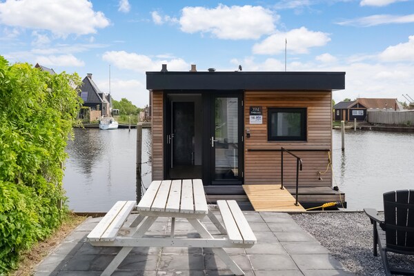 Luxe woonboot in historische vissershaven Stavoren aan het IJsselmeer - thumbnail 6