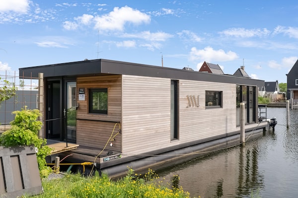 Luxe woonboot in historische vissershaven Stavoren aan het IJsselmeer - thumbnail 1