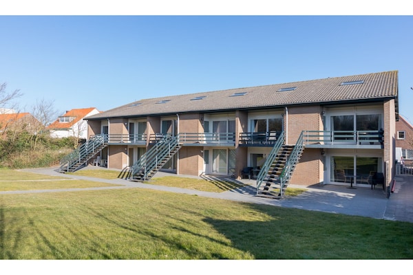 Strandappartement met twee balkons op loopafstand van zee in Zoutelande - thumbnail 1