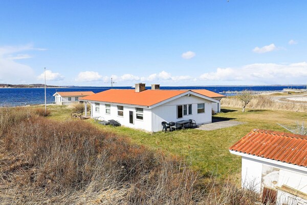 Licht vakantiehuis met panoramisch zeezicht op 30 meter van het strand in Farsø - thumbnail 1