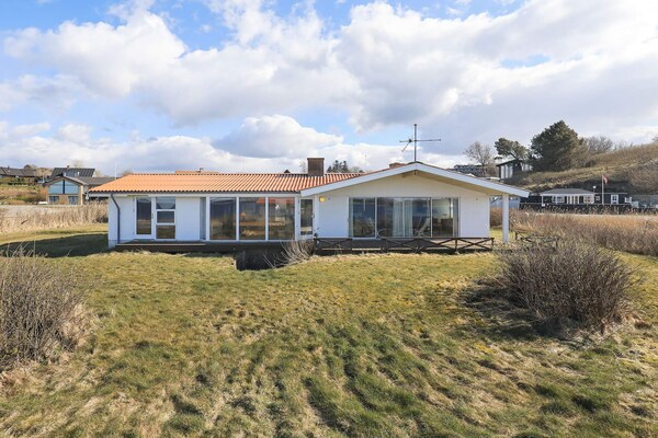 Licht vakantiehuis met panoramisch zeezicht op 30 meter van het strand in Farsø - thumbnail 2
