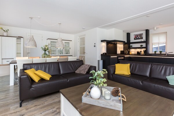 Rietgedekte wellnessvilla voor 12 personen aan de Friese Meren - thumbnail 2