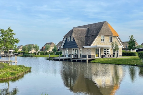 Rietgedekte wellnessvilla voor 12 personen aan de Friese Meren - thumbnail 1