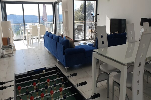 Design villa met privézwembad en panoramisch uitzicht op de wijngaarden - thumbnail 3