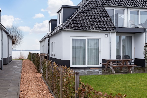 Modern appartement aan het Sneekermeer met oostelijk balkon - thumbnail 6