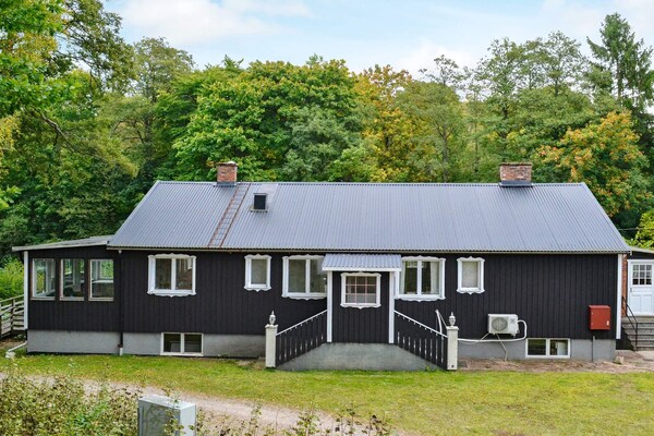 Ruim vakantiehuis aan kabbelende beek in de bossen bij Vittsjö - thumbnail 1