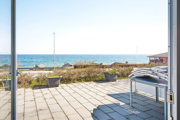 Vrijstaand appartement met fenomenaal zeezicht op 100 meter van strand - thumbnail 2