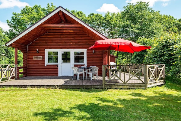 Knus vakantiehuis in Hovborg met ruime houten veranda, vlakbij viswater - thumbnail 1
