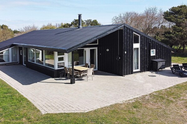Ruim vakantiehuis voor 12 personen met whirlpool, sauna en activiteitenruimte nabij Sønderho strand - thumbnail 1