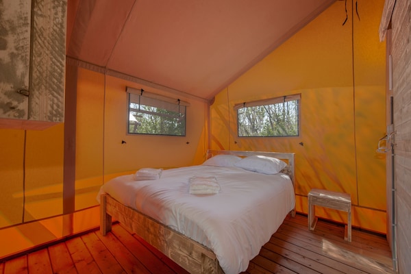 Luxe safaritent met veranda in bosrijk vakantiepark bij Breda - thumbnail 3