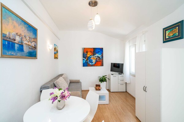 Knus appartement op Babin Kuk met terras, vlakbij Copacabana Beach - thumbnail 2