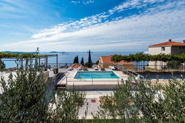 Ruim appartement met terras en zwembad, op 400m van strand in Mlini - thumbnail 1