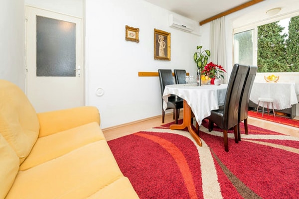 Apartment Nina: knus appartement met balkon op loopafstand van strand en Oude Stad - thumbnail 4