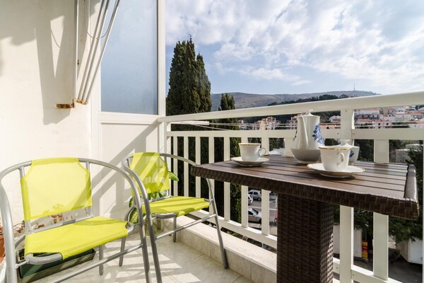 Apartment Nina: knus appartement met balkon op loopafstand van strand en Oude Stad - thumbnail 1