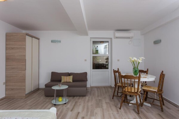 Zonnig studio-appartement met balkon in het rustige Trsteno bij Dubrovnik - thumbnail 1