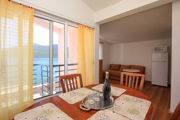 Appartement aan zee met spectaculair uitzicht op de Pelješac kust - thumbnail 1