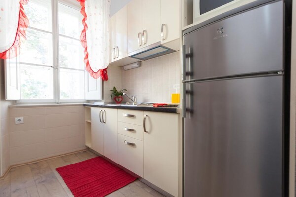 Ruim 2-slaapkamerappartement met zeezicht en terras op 260m van de oude stad - thumbnail 6