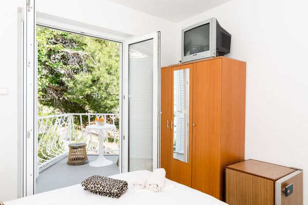 Double Room met balkon en deels zeezicht in Mlini, vlakbij de Adriatische Zee - thumbnail 4