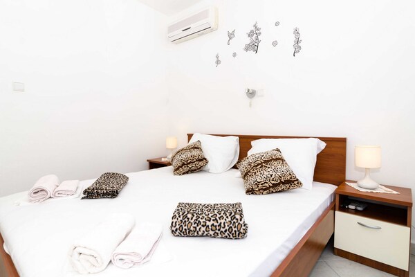 Double Room met balkon en deels zeezicht in Mlini, vlakbij de Adriatische Zee - thumbnail 5