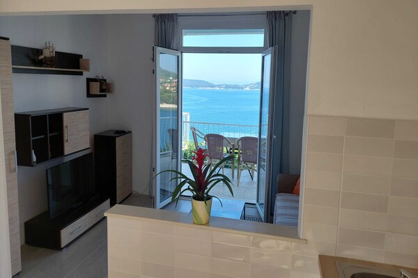 Zonovergoten appartement aan zee met balkon en uitzicht op de Adriatische Zee - thumbnail 3