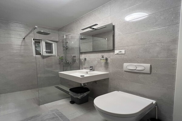 Economy Double Room in Gruž, 200m van ferryhaven Dubrovnik - thumbnail 6