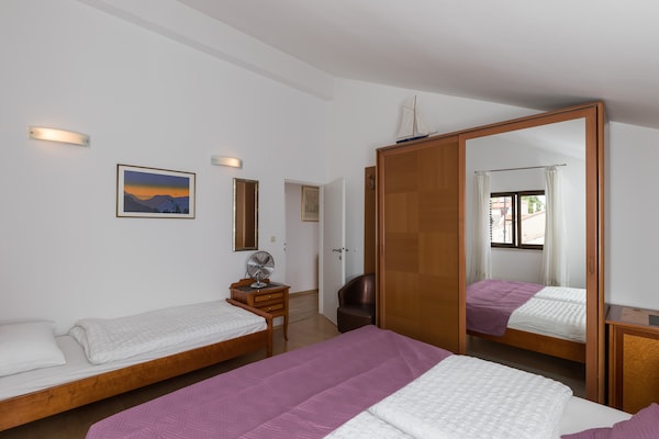Appartement met balkon en zeezicht in Dubrovnik, vlakbij de oude stad - thumbnail 3